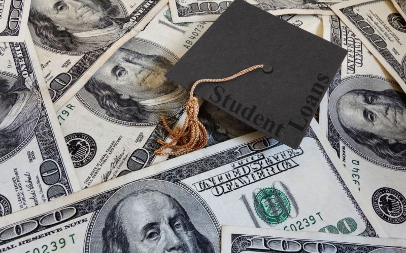 Cómo obtener un préstamo para estudiantes para ayudar a pagar la universidad