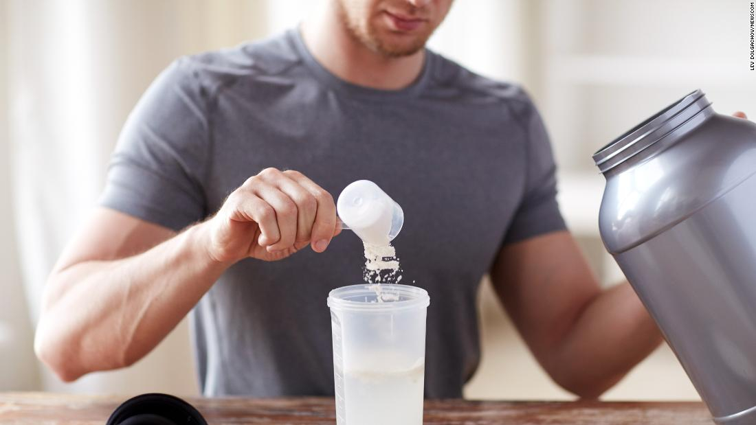 Los fabricantes de proteínas en polvo aíslan la proteína en los alimentos para hacer un polvo nutriciona